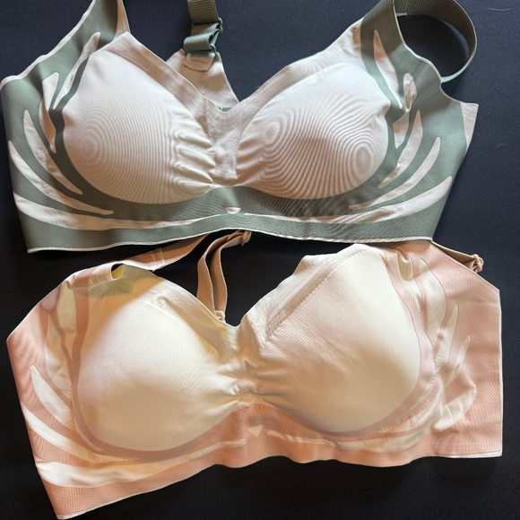 Two 36 or 38 D bras - Picture 1 of 5